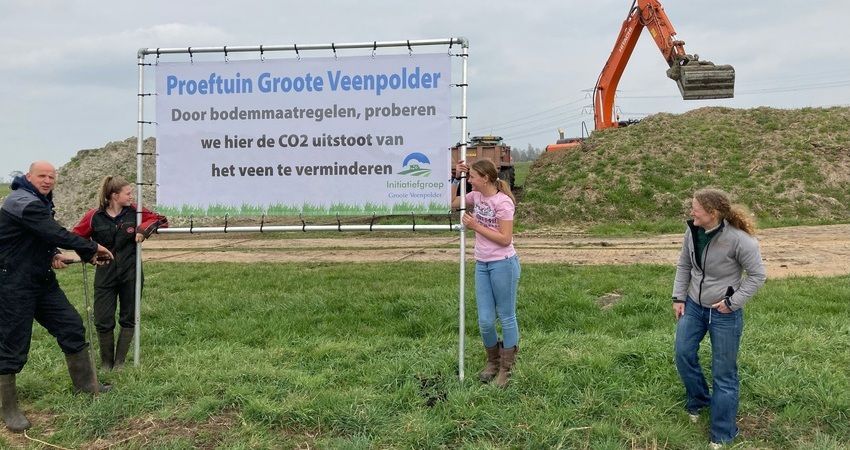 Foto van banier bij de Proeftuin Groote Veenpolder